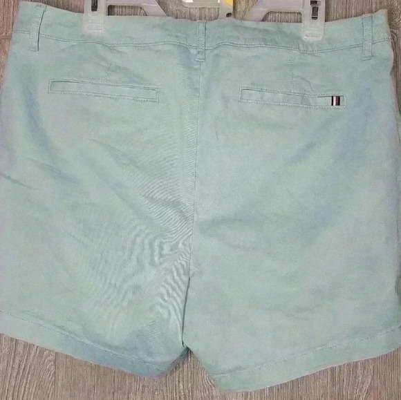Tommy Hilfiger baby blue Khaki shorts. 5" classic stretch shorts. Size 14. - Picture 3 of 6
